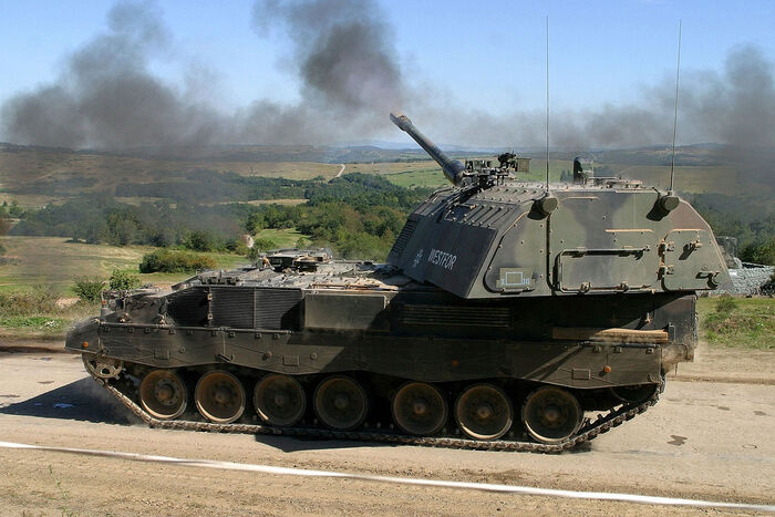 PzH 2000 может передвигаться со скоростью 67 км в час по шоссе/ Фото: wikimedia.org PzH 2000 может передвигаться со скоростью 67 км в час по шоссе/ Фото: wikimedia.org