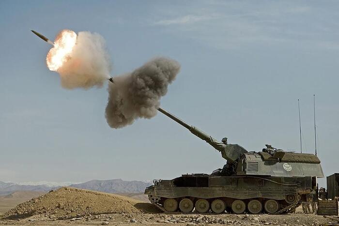 Артиллерийская установка PzH 2000 основана на гусеничном шасси от танка «Леопард»/ Фото: wikipedia.org Артиллерийская установка PzH 2000 основана на гусеничном шасси от танка «Леопард»/ Фото: wikipedia.org