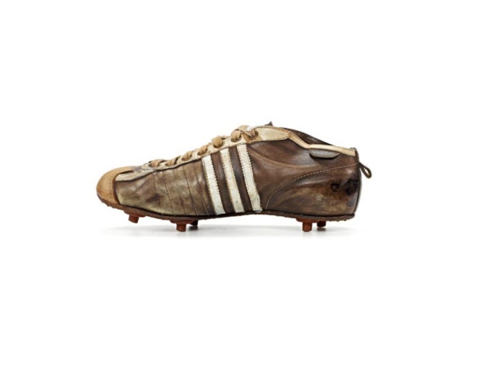 Шипованные кроссовки от Ади Дасслера 1954 года производства. /Фото: adidas-group.com Шипованные кроссовки от Ади Дасслера 1954 года производства. /Фото: adidas-group.com