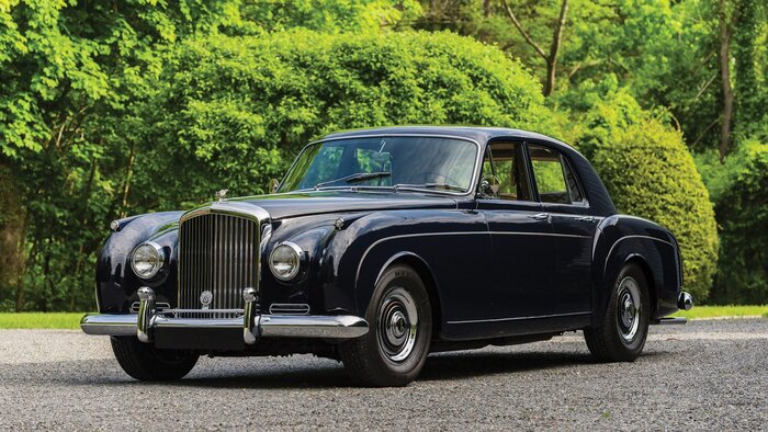 Bentley S1 Continental Flying Spur со стильной радиаторной решеткой/ Фото: classicdriver.com Bentley S1 Continental Flying Spur со стильной радиаторной решеткой/ Фото: classicdriver.com