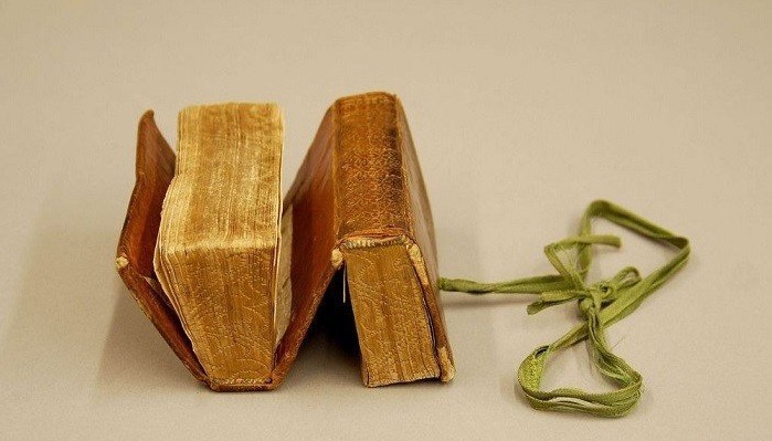 Книжку невозможно прочитать задом наперёд, потому что у неё два начала. /Фото: fishki.net Книжку невозможно прочитать задом наперёд, потому что у неё два начала. /Фото: fishki.net