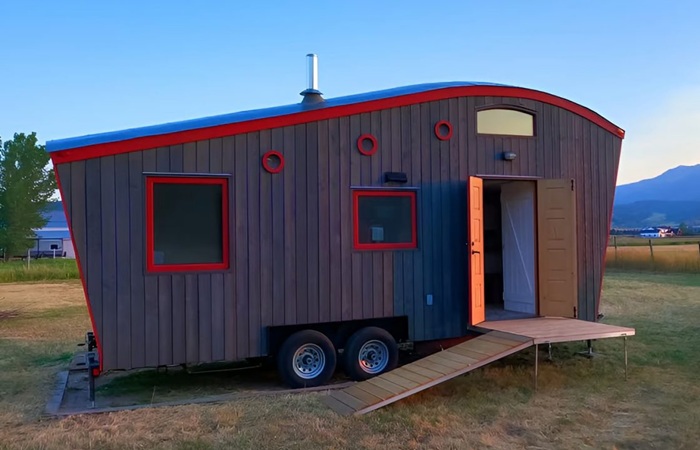 Пандус поможет подняться в домик (Beatle 22). | Фото: rockymountaintinyhouses.com. Пандус поможет подняться в домик (Beatle 22). | Фото: rockymountaintinyhouses.com.