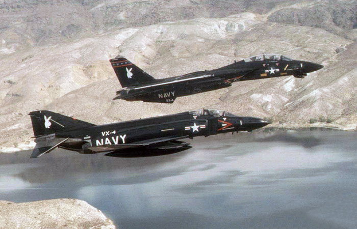 F-4J и F-14A./ Фото: modelersalliance.org F-4J и F-14A./ Фото: modelersalliance.org
