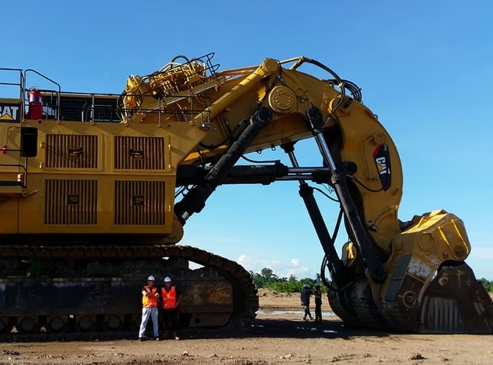 Caterpillar 6090-FS весит 1 тыс. тонн и имеет высоту 10 метров/ Фото: trestrailearthmovers.com Caterpillar 6090-FS весит 1 тыс. тонн и имеет высоту 10 метров/ Фото: trestrailearthmovers.com