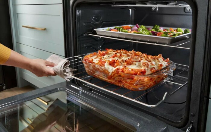 Духовки бывают как с системой самоочистки, так и без.  Фото: whirlpool.com.