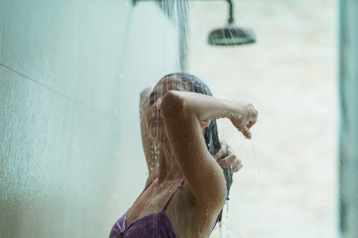 Примите контрастный душ, чтобы взбодриться. Фото: images.squarespace-cdn.com. Примите контрастный душ, чтобы взбодриться. Фото: images.squarespace-cdn.com.