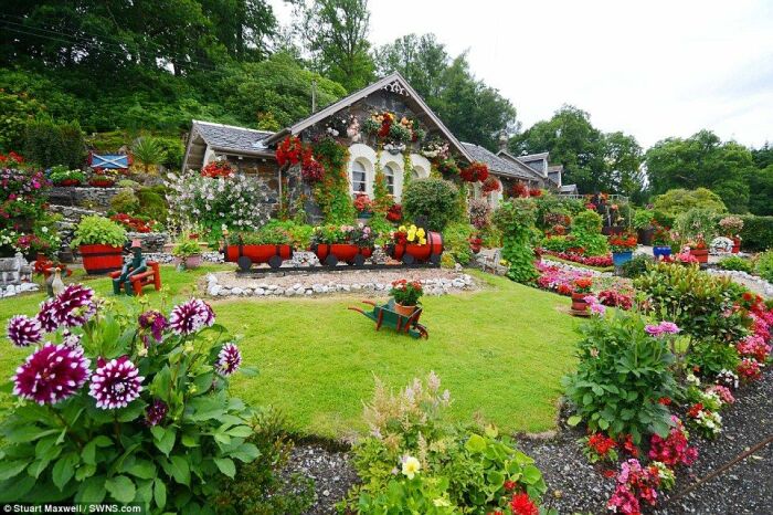 Все дачники мечтают о красивом саде /Фото:br.pinterest.com