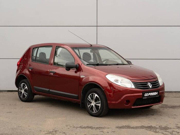 Рено Сандеро имеет дорожный просвет 160 мм/ Фото: freshauto.ru Рено Сандеро имеет дорожный просвет 160 мм/ Фото: freshauto.ru