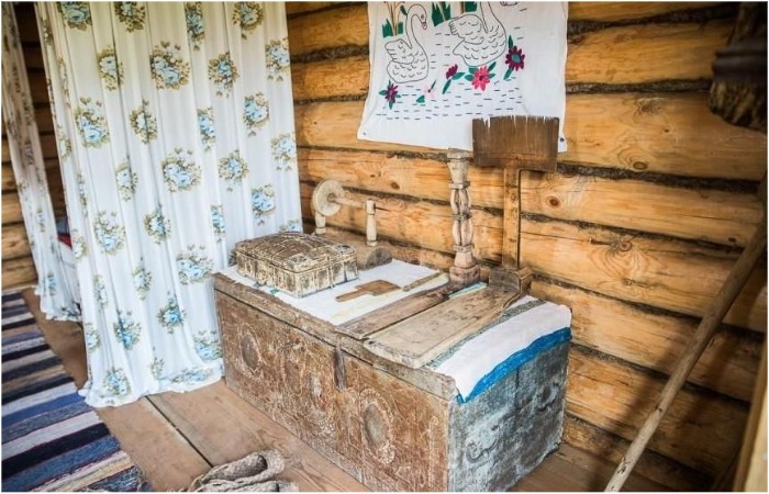 В некоторых избах сундуки выполняли функции стола, стула и даже кровати / Источник: culture.ru В некоторых избах сундуки выполняли функции стола, стула и даже кровати / Источник: culture.ru