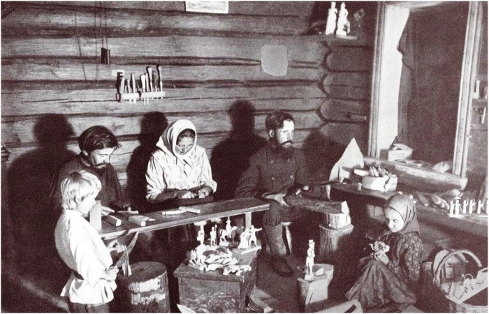На Руси лавки использовались не только для сидения, но и в качестве стола для рукоделия / Источник: pinterest.com На Руси лавки использовались не только для сидения, но и в качестве стола для рукоделия / Источник: pinterest.com