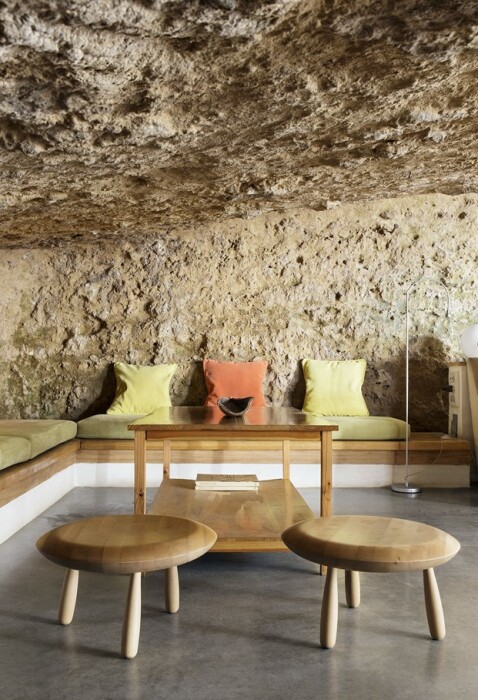 Место для отдыха и общения с мебелью ручной работы (Casa Tierra, Кордова). | Фото: cuevasdelpino.com. Место для отдыха и общения с мебелью ручной работы (Casa Tierra, Кордова). | Фото: cuevasdelpino.com.