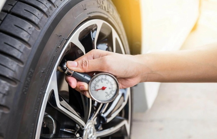 Измерение давления в автомобильных шинах/ Фото: hyperauto.ru Измерение давления в автомобильных шинах/ Фото: hyperauto.ru
