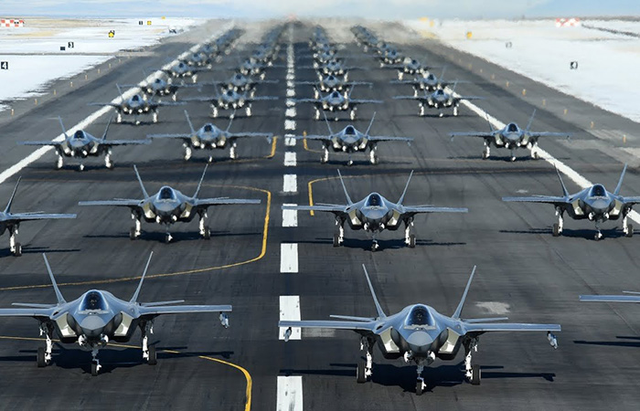Малозаметные самолёты F-35./ Фото: youtube.com Малозаметные самолёты F-35./ Фото: youtube.com