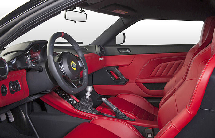 Салону до удобства далеко./ Фото: topgear.com