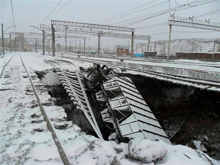 Один из провалов в городе Березники, куда провалился вагон товарного поезда. /Фото: factroom.ru Один из провалов в городе Березники, куда провалился вагон товарного поезда. /Фото: factroom.ru