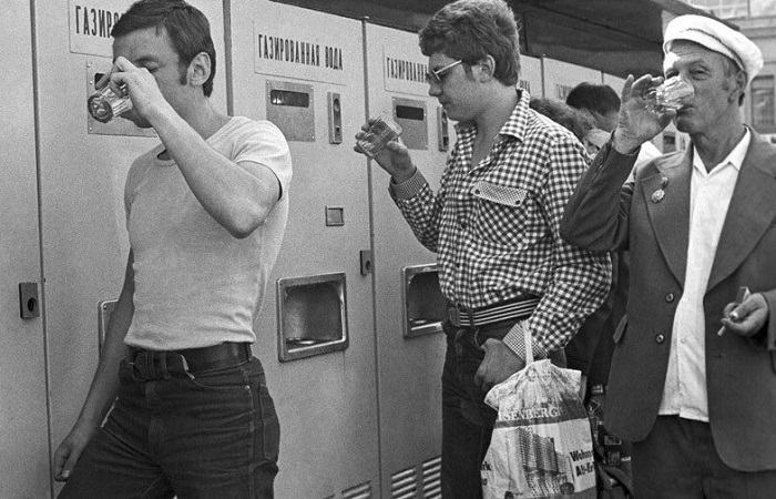 Граненые стаканы были в автоматах с газировкой. / Фото: techinsider.ru Граненые стаканы были в автоматах с газировкой. / Фото: techinsider.ru