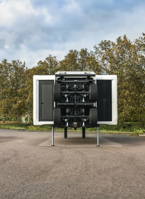 Колеса убираются и закрепляются на торце модуля (Expandable Mansion). | Фото: core77.com. Колеса убираются и закрепляются на торце модуля (Expandable Mansion). | Фото: core77.com.