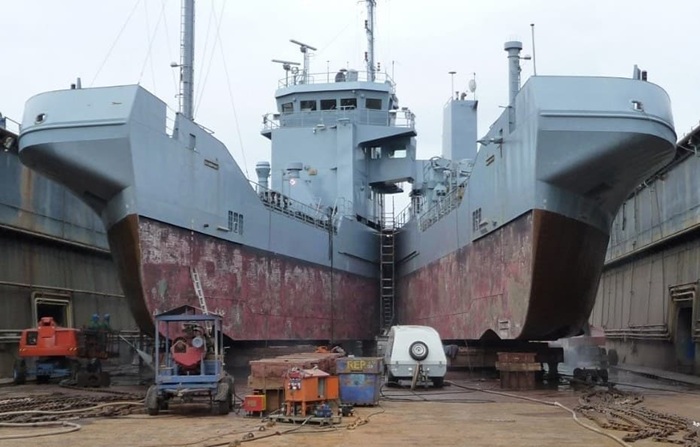 Корабль-ножницы в доке. /Фото: theshipyardblog.com Корабль-ножницы в доке. /Фото: theshipyardblog.com