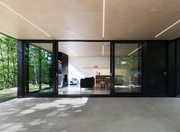 Лаконичное оформление интерьера общего жилого пространства Fahouse. | Фото: hypeandhyper.com. Лаконичное оформление интерьера общего жилого пространства Fahouse. | Фото: hypeandhyper.com.