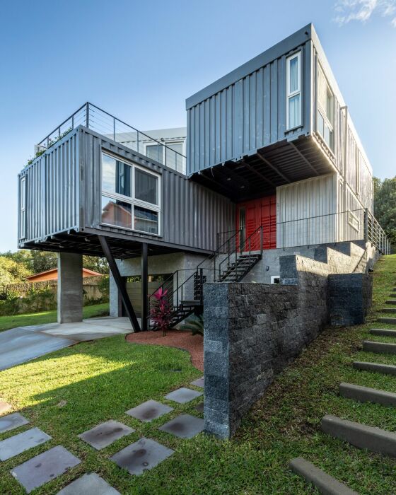 Основой высокопрочной конструкции Container House RD стали морские контейнеры, взгроможденные друг на друга (Бразилия). | Фото: seuprojetosmart.com.br. Основой высокопрочной конструкции Container House RD стали морские контейнеры, взгроможденные друг на друга (Бразилия). | Фото: seuprojetosmart.com.br.