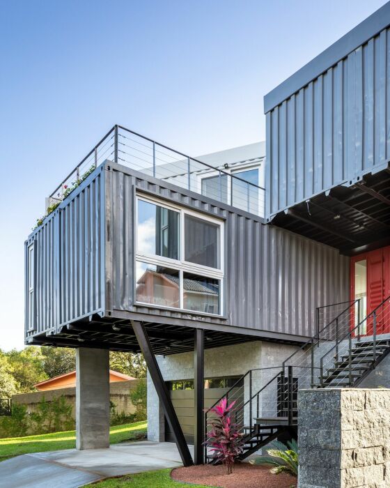 Опорный объем из бетона используется в качестве гаража и мастерской (Container House RD, Бразилия). | Фото: archello.com. Опорный объем из бетона используется в качестве гаража и мастерской (Container House RD, Бразилия). | Фото: archello.com.