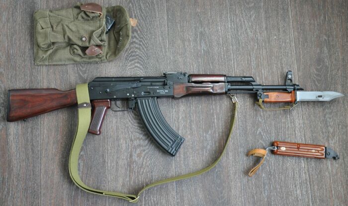 Многие военные до сих пор считают именно АКМ лучшим Калашниковым. /Фото: ru.pinterest.com. Многие военные до сих пор считают именно АКМ лучшим Калашниковым. /Фото: ru.pinterest.com.