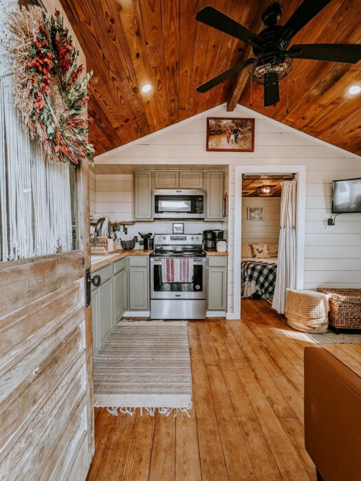 Открытая планировка в общей зоне. | Фото: tinyhouseblog.com. Открытая планировка в общей зоне. | Фото: tinyhouseblog.com.