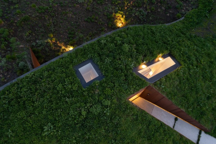 На вершине рукотворного холма установили световые люки (The House Underground). | Фото: bolius.dk.