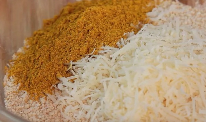 Добавляйте тертый сыр в панировку. / Фото: friendcook.ru Добавляйте тертый сыр в панировку. / Фото: friendcook.ru