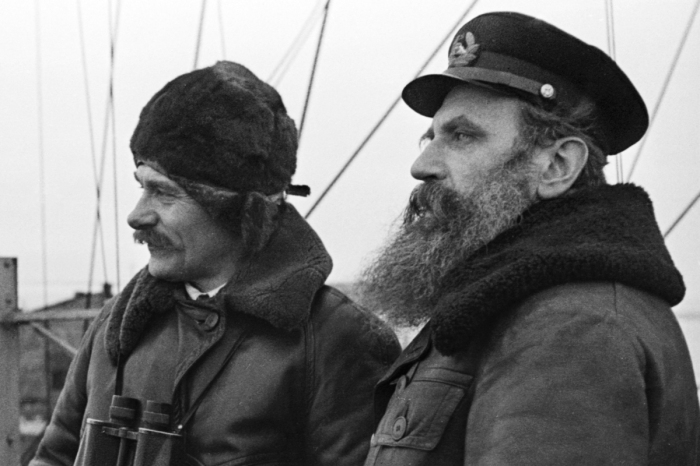 Капитан Владимир Воронин и руководитель экспедиции Отто Шмидт. /Фото: lenta.ru. Капитан Владимир Воронин и руководитель экспедиции Отто Шмидт. /Фото: lenta.ru.