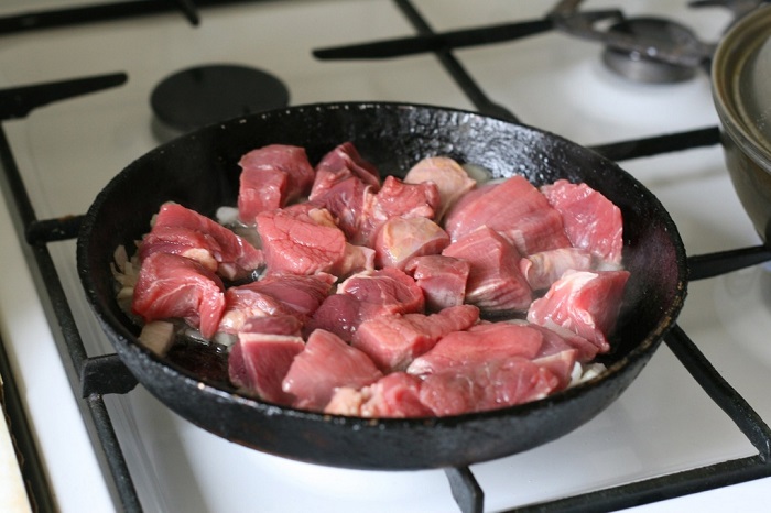 Не кладите на сковороду слишком много мяса. / Фото: 1000.menu Не кладите на сковороду слишком много мяса. / Фото: 1000.menu