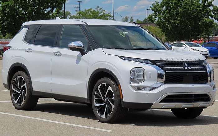 Mitsubishi Outlander, вид спереди и сбоку справа/ Фото: wikimedia.org Mitsubishi Outlander, вид спереди и сбоку справа/ Фото: wikimedia.org