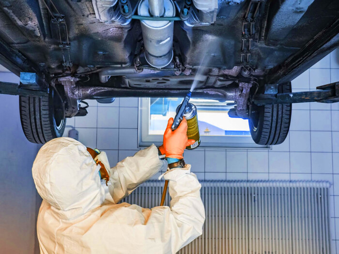 Обработка машины антикором/ Фото: moritz.repair Обработка машины антикором/ Фото: moritz.repair