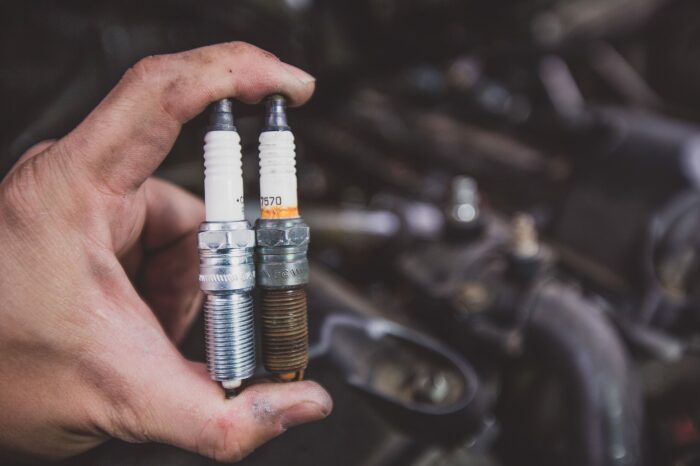 Со свечами нужно обращаться аккуратно. /Фото: autoservice.ru. Со свечами нужно обращаться аккуратно. /Фото: autoservice.ru.