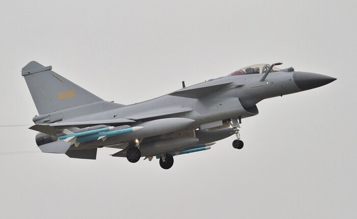Chengdu J-10 вооружен пушкой ГШ-23, бомбами и ракетами/ Фото: wikimedia.org Chengdu J-10 вооружен пушкой ГШ-23, бомбами и ракетами/ Фото: wikimedia.org