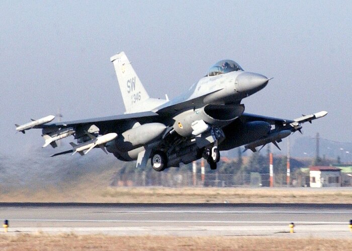 F-16 является надежным маневренным самолетом с мощным двигателем/ Фото: wikimedia.org F-16 является надежным маневренным самолетом с мощным двигателем/ Фото: wikimedia.org
