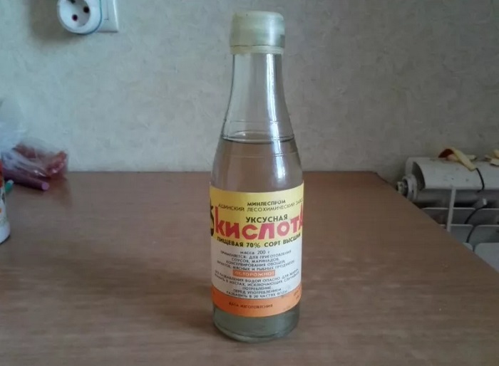 Уксусная кислота действует более агрессивно. / Фото: fomebel.ru Уксусная кислота действует более агрессивно. / Фото: fomebel.ru