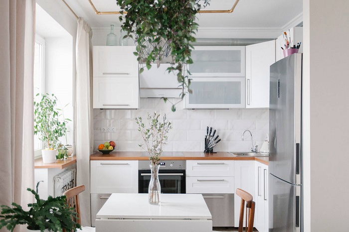 Светлая кухня с белоснежными фасадами. / Фото: houzz.ru Светлая кухня с белоснежными фасадами. / Фото: houzz.ru