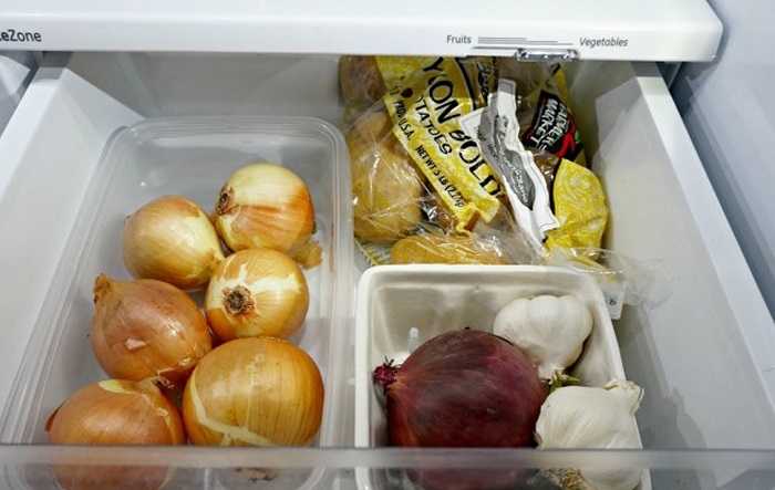 Чем так воняет: 5 продуктов, из-за которых в холодильнике стоит ужасный запах