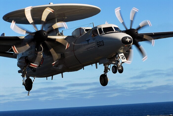 Grumman E-2 Hawkeye способен приземляться на авианосец/ Фото: wikimedia.org Grumman E-2 Hawkeye способен приземляться на авианосец/ Фото: wikimedia.org