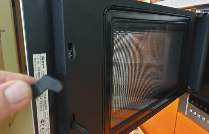 На каждой дверце есть сетка - это важно! / Фото: microwave-service.ru 