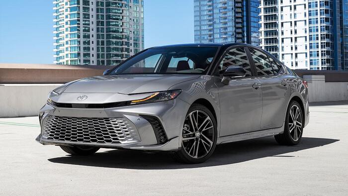 Toyota Camry, полноприводный гибрид 2025 года/ Фото: kolesa.ru