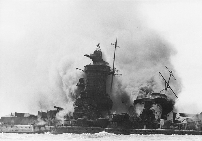 Пожар на затопленном крейсере, декабрь 1939 года. /Фото: uk.wikipedia.org Пожар на затопленном крейсере, декабрь 1939 года. /Фото: uk.wikipedia.org