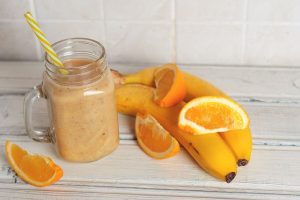 Смузи из апельсина, моркови и банана