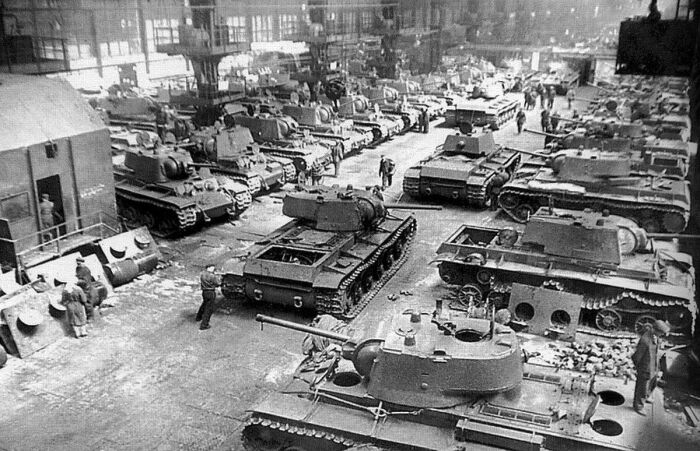 Сборка танков КВ-1 на Кировском заводе Ленинграда в годы войны. /Фото: pinterest.com. Сборка танков КВ-1 на Кировском заводе Ленинграда в годы войны. /Фото: pinterest.com.