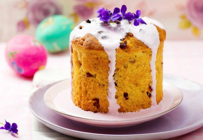 Пасхальный кулич, украшенный съедобными цветами. Фото: manoirdemaisonblanche.com. Пасхальный кулич, украшенный съедобными цветами. Фото: manoirdemaisonblanche.com.