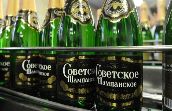 Первое производство шампанского началось после революции 1917 года/ фото: 5-tv.ru Первое производство шампанского началось после революции 1917 года/ фото: 5-tv.ru