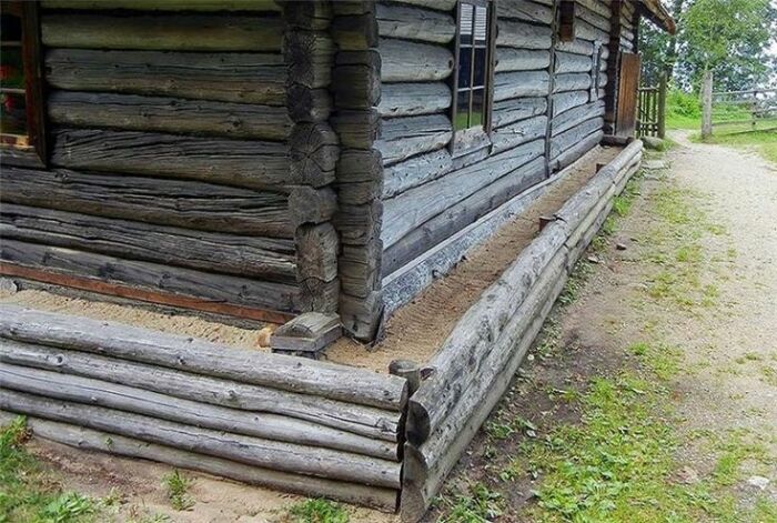 Завалинка - во всей красе! /Фото: pinterest.com. Завалинка - во всей красе! /Фото: pinterest.com.