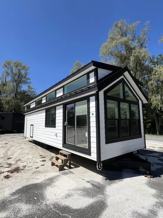 Щедрое остекление и высота потолков сделали мобильный дом Farmhouse Chalet более просторным и светлым. | Фото: bbtinyhouses.com. Щедрое остекление и высота потолков сделали мобильный дом Farmhouse Chalet более просторным и светлым. | Фото: bbtinyhouses.com.