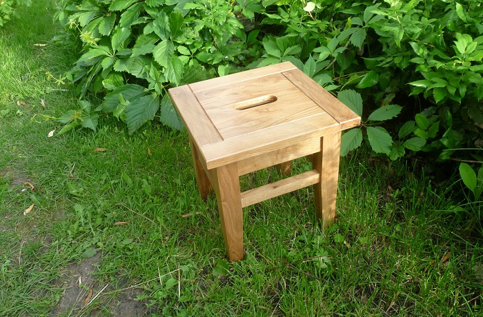 Маленький деревянный табурет станет отличным помощником. / Фото: woodcraftsman.ru Маленький деревянный табурет станет отличным помощником. / Фото: woodcraftsman.ru